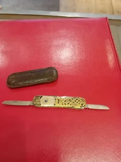 Tradera Knivar & Svärd<EKA fickkniv med stadsvapen 1861-1961 helt utfälld cirka 16 cm