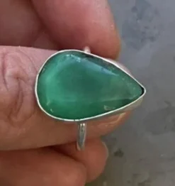 Tradera Ringar<Elegant Ring med Naturlig Grön Aventurin– Silverpläterad Infattning (Storlek 18)