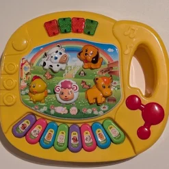 Tradera Elektriskt piano med ljus och ljud> Leksaksinstrument