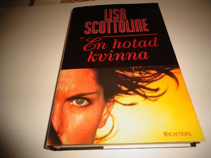 Tradera EN HOTAD KVINNA --- LISA SCOTTOLINE> Skönlitteratur
