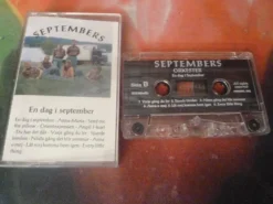 Tradera EN DAG I SEPTEMBER, SEPTEMBERS, KASSETTBAND, KASSETT^ Kassettband