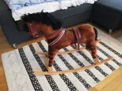 Tradera En fin gunghäst i brun och svart (avhämtning Lund)> Gunghästar & Åkdjur