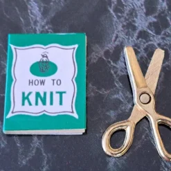 Tradera En liten BOK om stickning > Dockskåp & Dockor