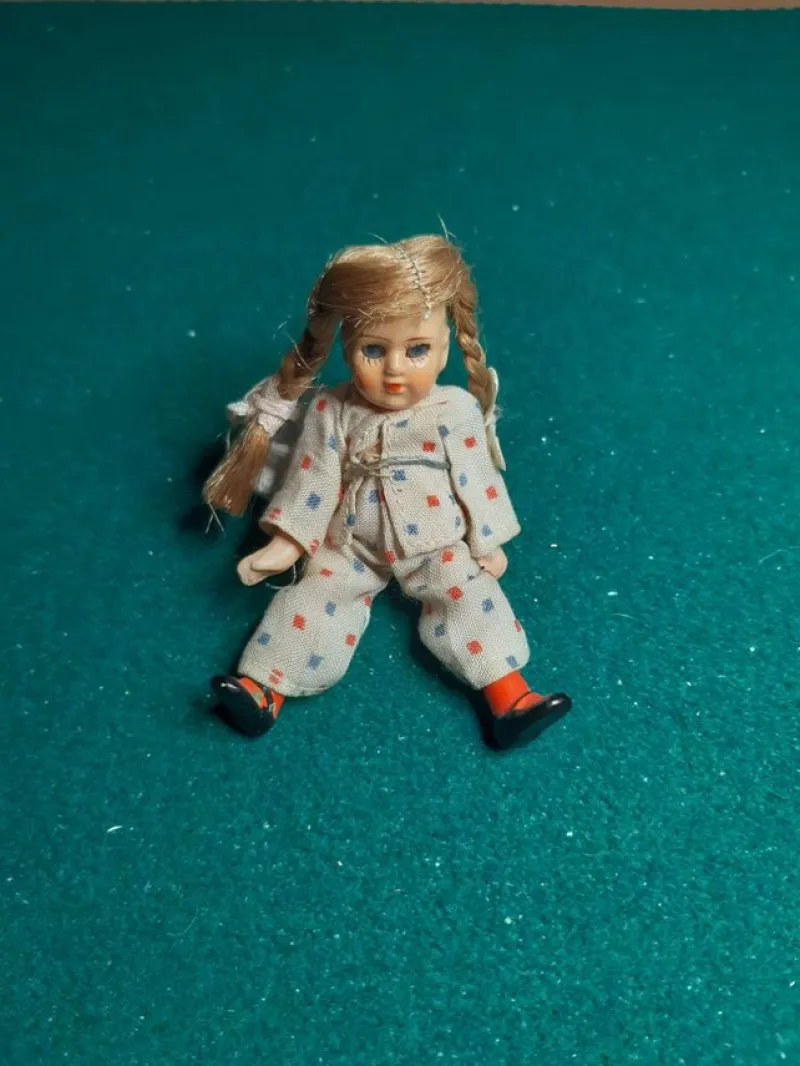 Tradera En liten porslinsblunddocka c:a 9 cm hög ( ser ut som porslin i alla fall )^ Dockor