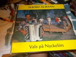 Tradera EN LP SKIVA MED THORD ÅHMAN VALS PÅ NYCKELÖN^ Skivomslag