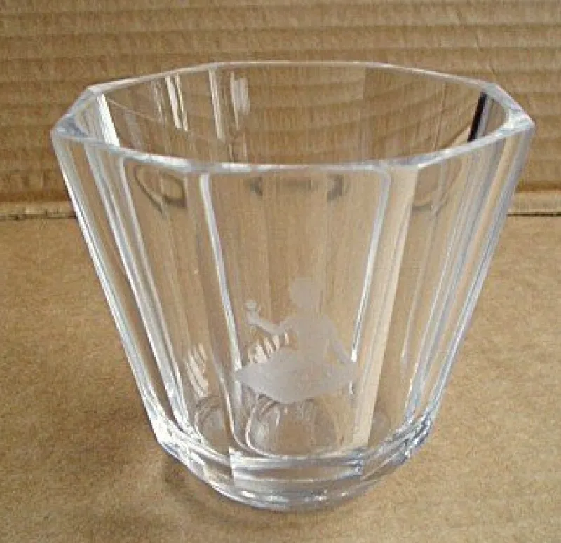 Tradera En mindre glasvas med etsad figur signerad of 43108 CG.B?> Glas