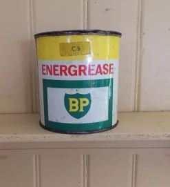 Tradera EN OÖPPNAD PLÅTBURK FRÅN BP MED MOTORFETT RETRO INNEHÅLLER 1 KG FETT^ Bensinia