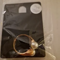 Tradera Ringar<En ring med oäkta pärlor i