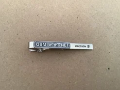 Tradera Slipsnålar<Ericsson GSM on the NET 65 mm slipsklämma slipsnål. EE