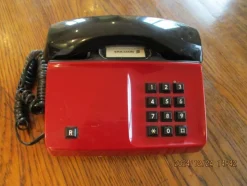 Tradera Fast Telefoni<ERICSSON TELEFON I RÖTT/SVART med KNAPPAR