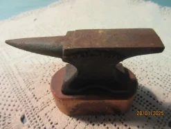 Tradera ESKILSTUNA EXPO 1946 LITET SMYCKESTÄD SMIDESSTÄD STÄD GJUTJÄRN PÅ TRÄPLATTA.> Verkstad