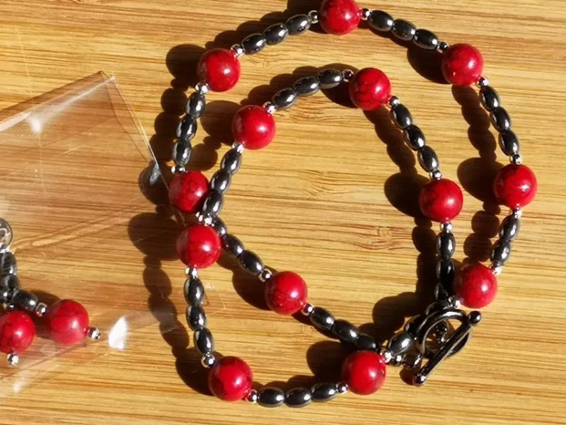 Tradera Egendesignade Smycken<Ett enkelt halsband i svart och rött.