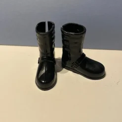 Tradera Ett par skor för Barbie.^ Dockor