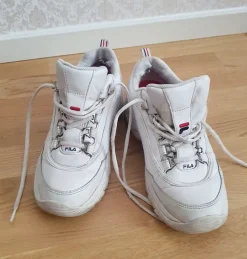 Tradera Övriga Skoprodukter<Ett Par Vita Sneakers Promenadskor Skor, FILA, strl 40.