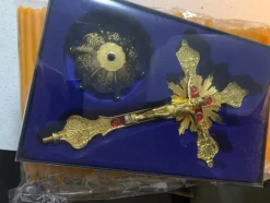 Tradera Övrigt<Ett vackert gyllene metallkors