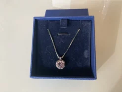 Tradera Övriga Smycken<Ett vackert Rhodium pläterat Swarovski halsband med runt hänge