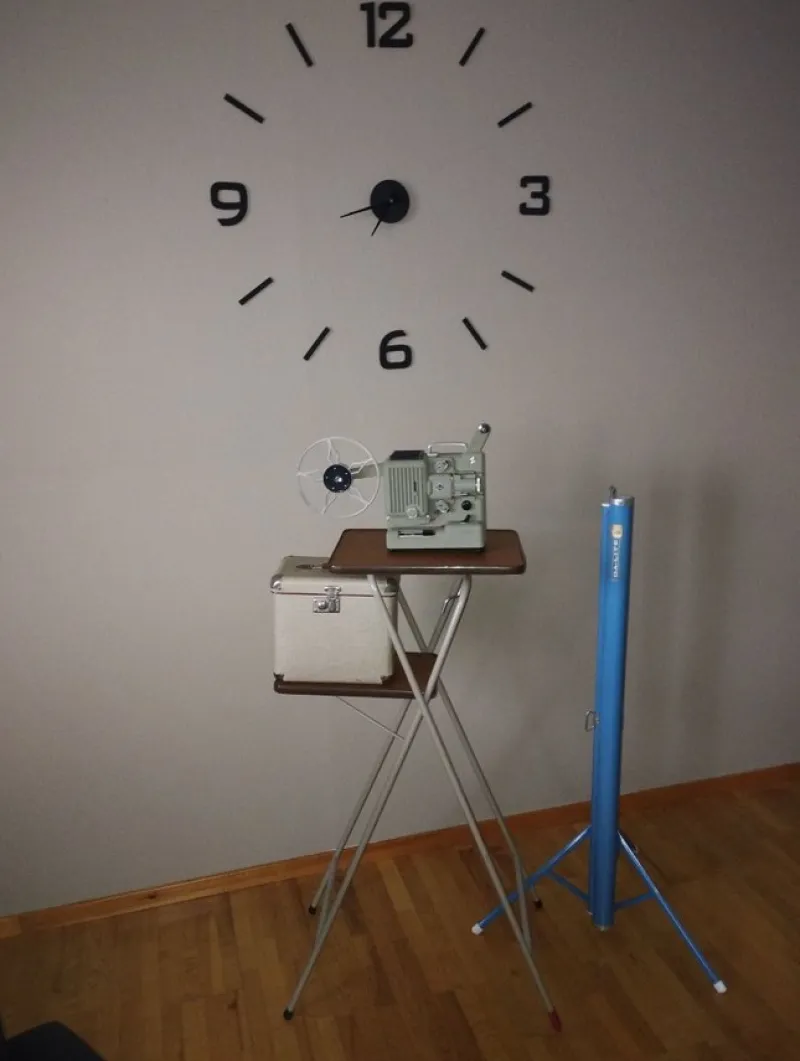 Tradera EUMIG P8 projektor, 8 mm film + filmduk + projektorbord, projektorväska.^ Analoga Projektorer