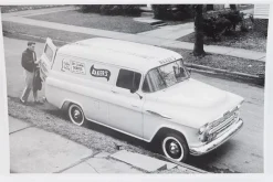 Tradera Fabriksfoto 1957 Chevrolet Suburban 31 x 45 cm^ Biltillbehör