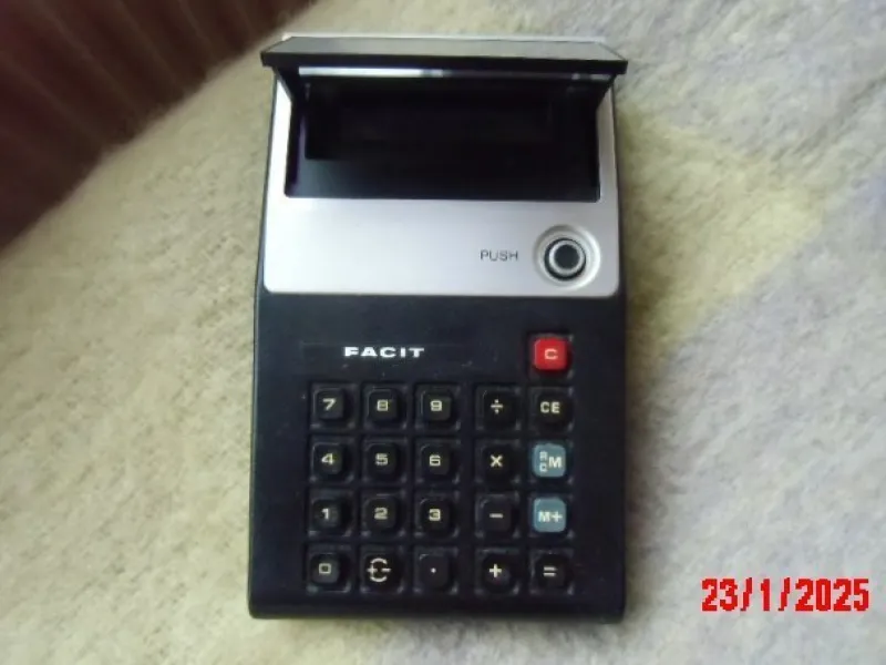 Tradera ?Facit elektronisk kalkylator från 70-talet med display under uppfällbart lock^ Övrig Hemelektronik