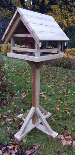 Tradera Trädgårdsdekorationer<Fågelbord/Fågelmatare GIGANTISKT med stativ, Handgjort i trä. Thn Snickeri!