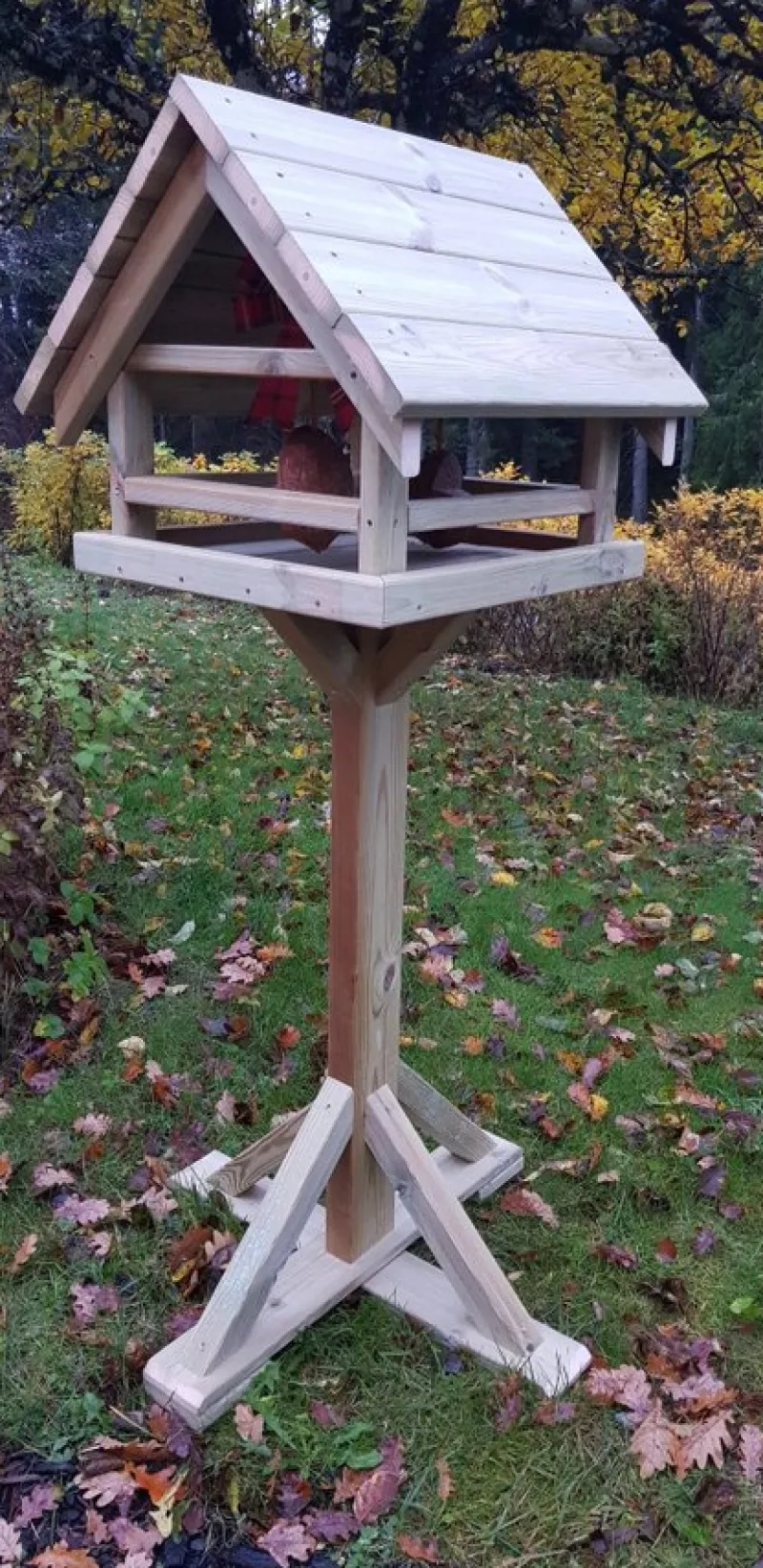 Tradera Trädgårdsdekorationer<Fågelbord/Fågelmatare GIGANTISKT med stativ, Handgjort i trä. Thn Snickeri!