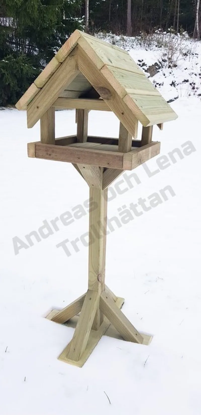Tradera Trädgårdsdekorationer<Fågelbord/Fågelmatare MED STATIV, Handgjort i trä! FYNDPRIS! Frakt 140kr! #21