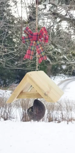 Tradera Trädgårdsdekorationer<Fågelmatare med hängande kokosnöt (refill) - Supersnygg, handgjord, året runt!