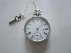 Tradera Fickur i silver nyckeldragare märkt i verk Farringdon D^ Fickur