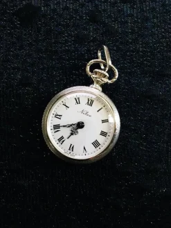 Tradera Fickur.Nilax.Försilvrad.Putsfri..27mm i diam.-70tal.Ny fr urmakare.^ Sjuksköterskeklockor