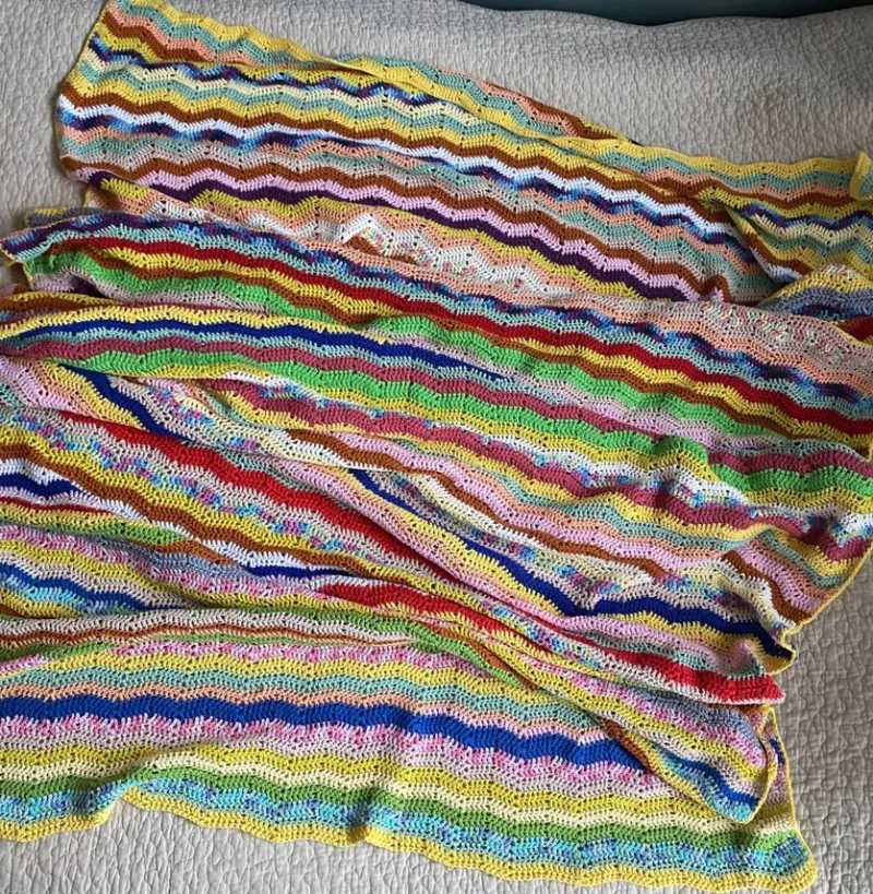 Tradera Filt/pläd/överkast handvirkat i multifärgat zick-zack mönster, 1.30x3 m^ Inredning & Hushåll
