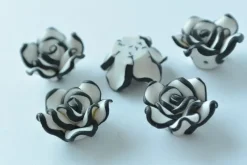 Tradera Fimopärlor blommor, 20 mm, 5 st^ Smyckestillverkning