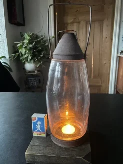 Tradera FIN GAMMAL STALLYKTA I GLAS OCH BLECKPLÅT ALLMOGE> Allmoge