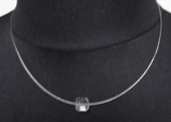 Tradera Halsband<Fin halsband plast med en liten genomskinlig pärla