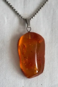 Tradera Halsband<Fin hänge i bärnsten på kedjan.