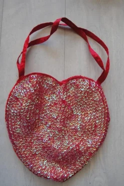 Tradera Fin röd paljett väska hjärtform> Övriga Leksaker