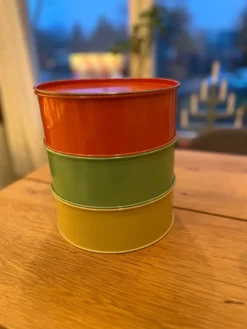 Tradera Plåtemballage<Fin trevåningskakburk med lock överst