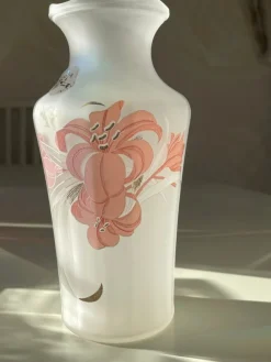 Tradera FIN VIT VAS MED BLOMSTERMOTIV, MADE IN ITALY.> Glas