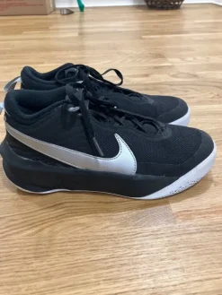 Tradera Basket<Fina basketskor/sportskor från Nike, 'Team Hustle D 10' i storlek 36,5!