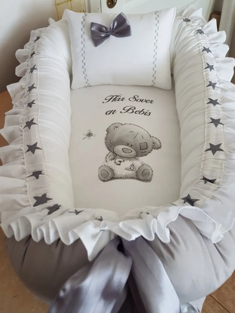 Tradera FINT Babynest i ljusgrå färg, ingår täcke, kudde, nappficka, hemsytt> Inredning Barnrum