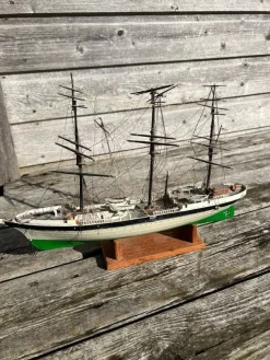 Tradera Fint gammalt MODELLSKEPP av ett fartyg^ Båt- & Fartygsmemorabilia