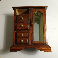 Tradera Smyckeskrin & -förvaring<Fint gammalt smyckesskåp/smyckesskrin