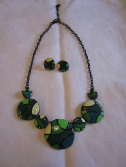 Tradera Smyckespaket<FINT HALSBAND MED TILLHÖRANDE ÖRHÄNGEN