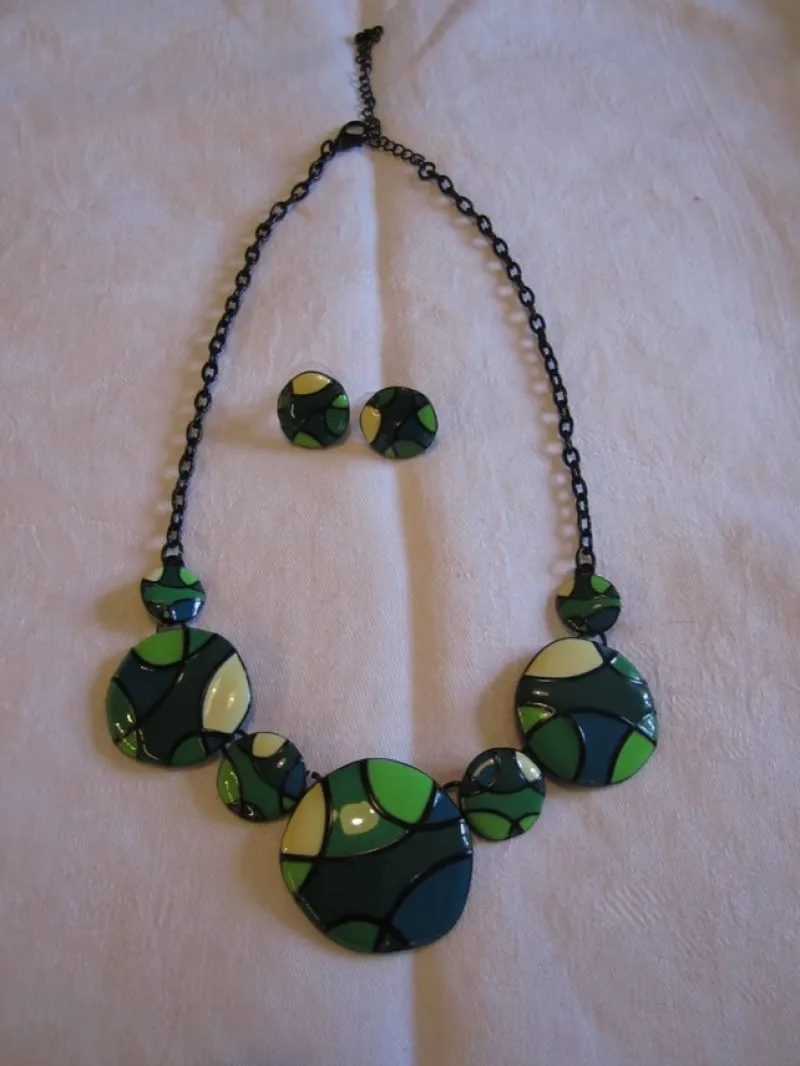 Tradera Smyckespaket<FINT HALSBAND MED TILLHÖRANDE ÖRHÄNGEN