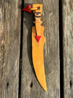 Tradera Fint skuren gammal KNIV i TRÄ. Daterad & signerad A.V.A. 1946. Brudgåva> Allmoge