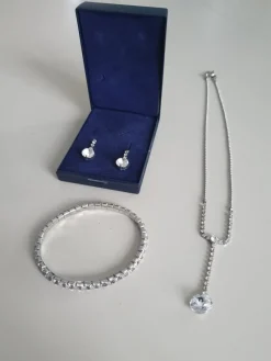 Tradera Smyckespaket<Fint strass smycke set halsband örhängen armband i nyskick