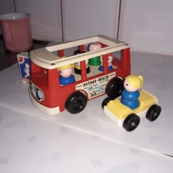 Tradera Övriga Samlarleksaker<FISHER-PRICE / Gammal MINI-BUS , BUSS med figurer / 1969 / + liten Bil