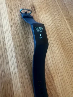 Tradera Träning<Fitbit charge 4 + extra armband och extra laddare
