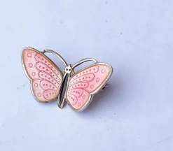 Tradera Broscher<Fjäril av silver med emalj: brosch från Aksel Holmsen, Norge, 1950-tal
