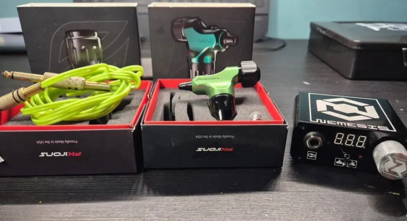 Tradera FK Irons Spectra Halo2 Crossover tatueringsmaskin och Strömförsörjning.^ Tatuering