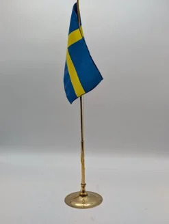 Tradera FLAGGSTÅNG I MÄSSING MED SVENSK FLAGGA^ Flaggor